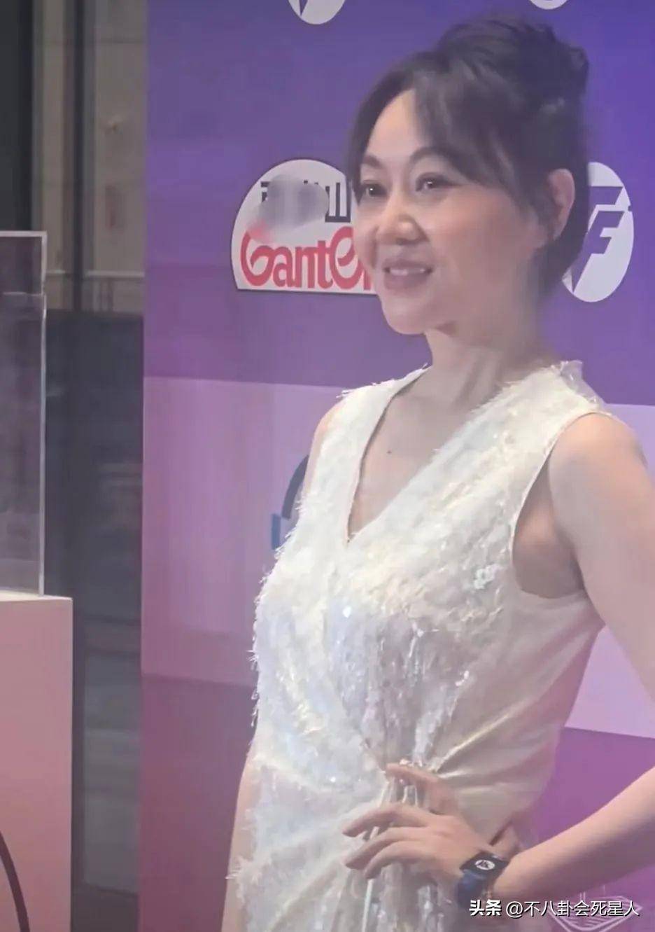 53岁闫妮出席活动,脸僵浮肿似蜡像,医美痕迹"藏"不住了_双眼皮_自然