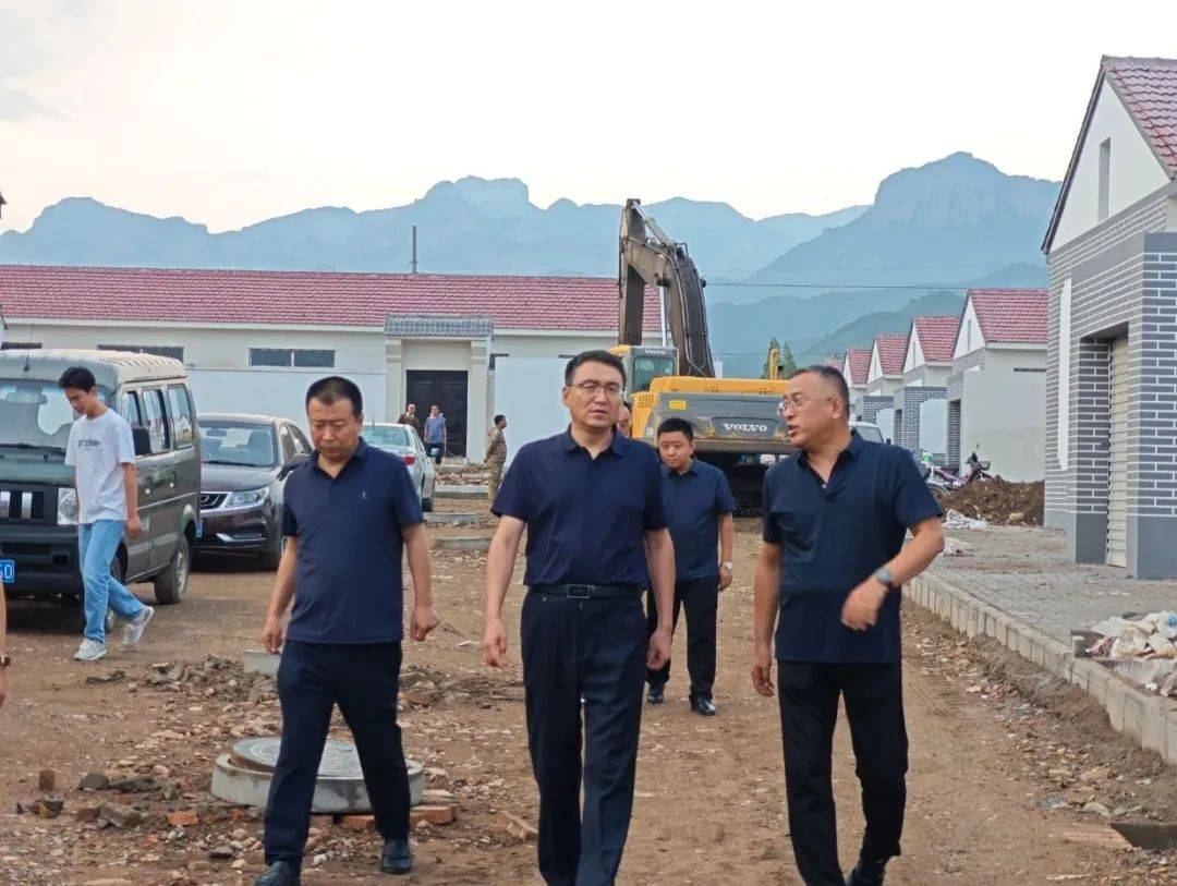 左权:石勇在桐峪回迁安置区现场办公