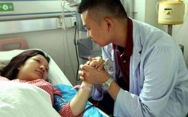 妻子顺产时,丈夫抓拍到3张经典照片,网友泪目:女人不容易