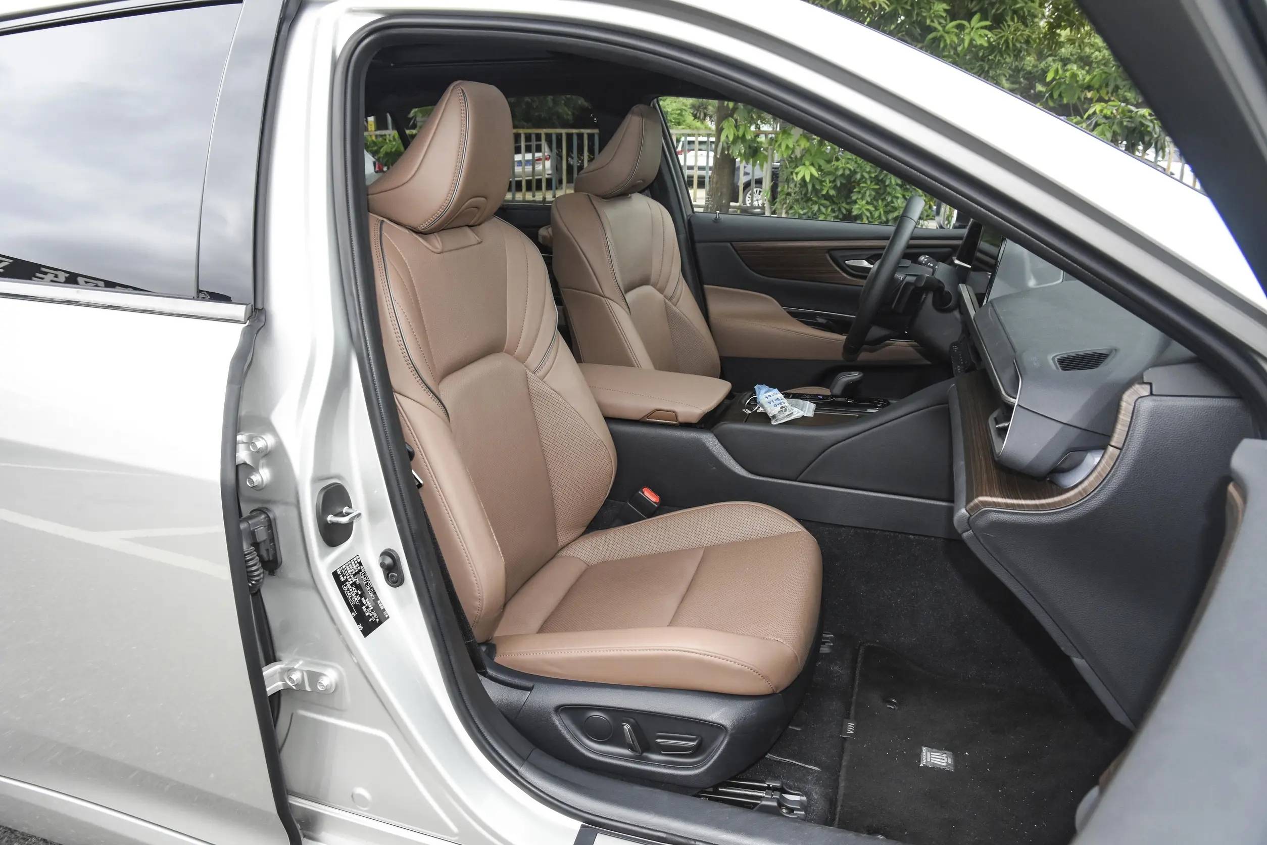 座椅方面,丰田皇冠的座椅更加注重舒适性,填充物柔软座椅比较贴合身体