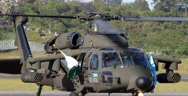 美军在乘坐"黑鹰"直升机的时候大敞舱门,这有什么深意?