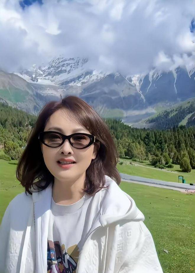 52岁牛莉近照曝光,肌肤吹弹可破,宛如20岁少女,状态惊艳引热议