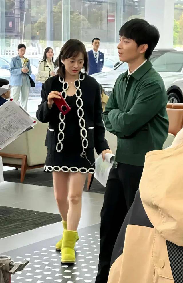 孙俪在上海交大拍戏引围观,娘娘穿卡通t恤,又白又美像女大学生_董子健