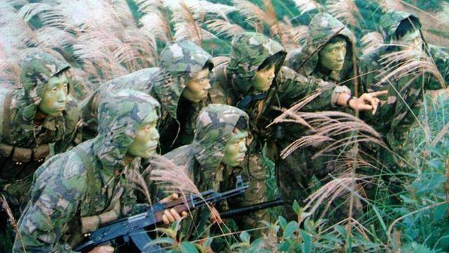 独臂少将丁晓兵:为押回越军俘虏自断右臂,荣获"一等功臣"勋章
