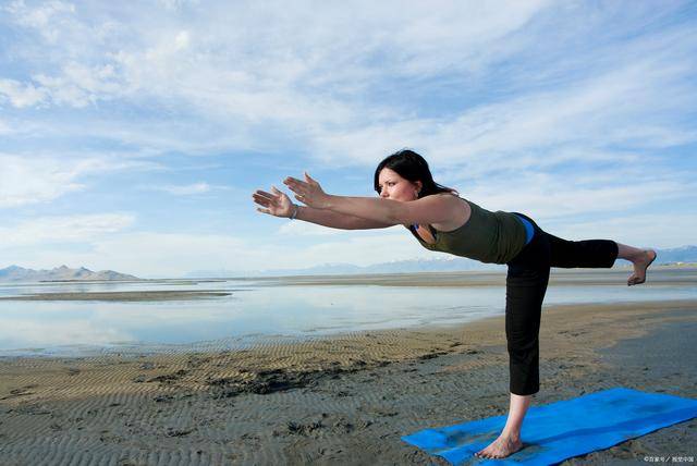 女性练习瑜伽对身体好,5个好处不请自来