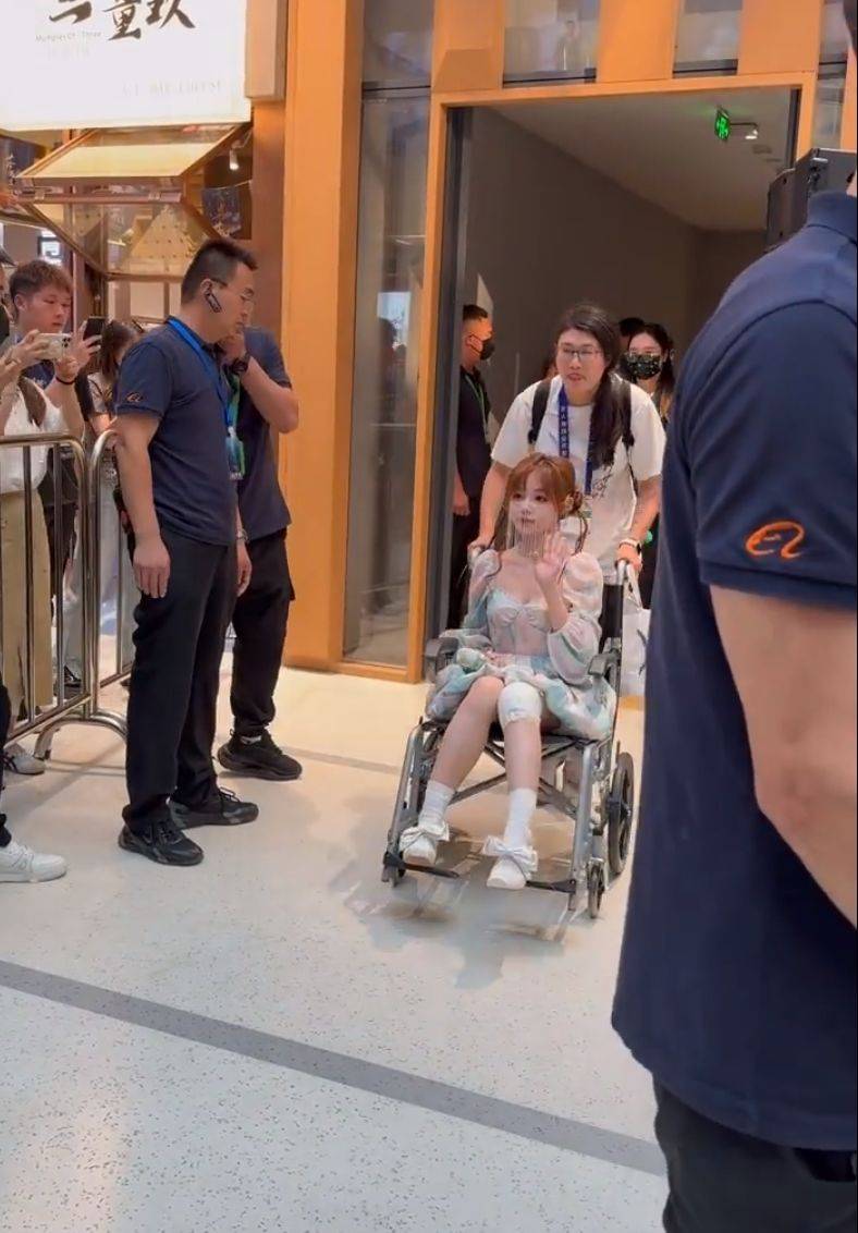 歌手黄霄云突遭车祸伤及面部,仍坚持赴约演出,导演感动落泪!