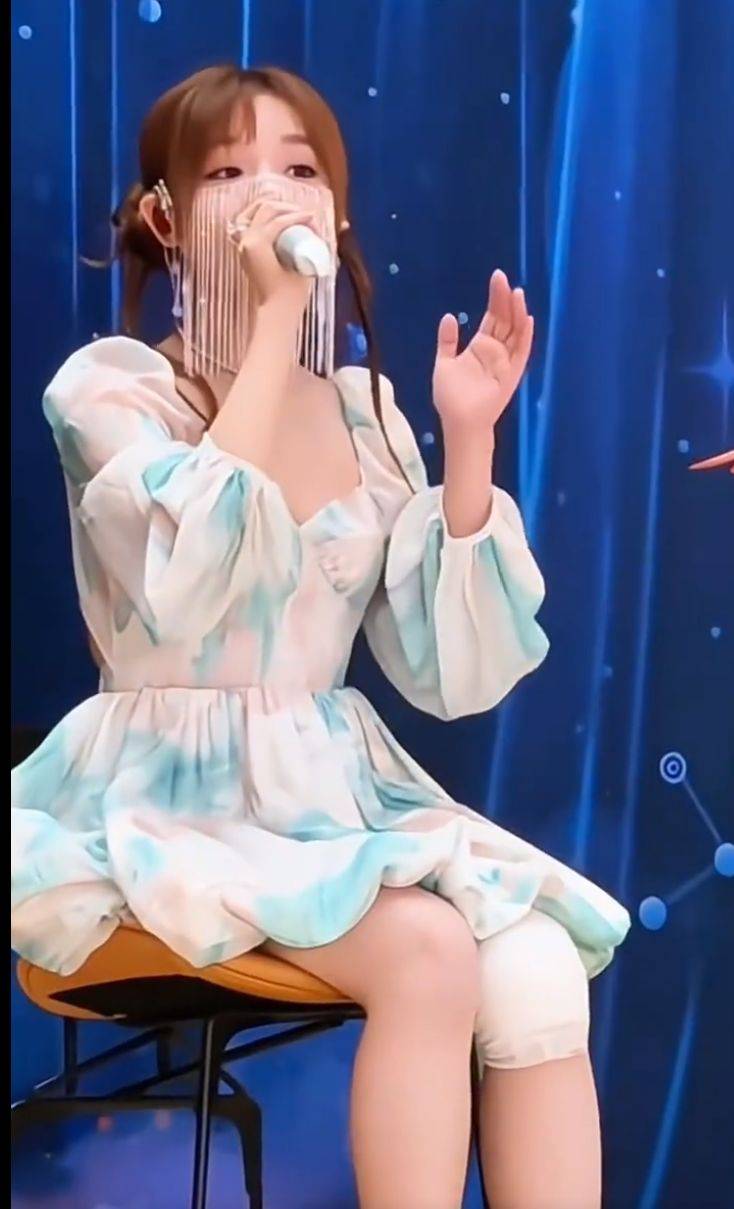 歌手黄霄雲突遭车祸伤及面部,仍坚持赴约演出,导演感动落泪!