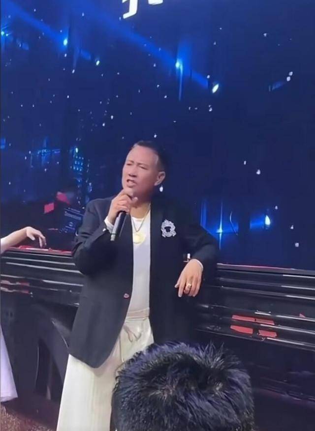 67岁万梓良商演,穿着廉价卑微赔笑,一场2万和周润发对比心酸!