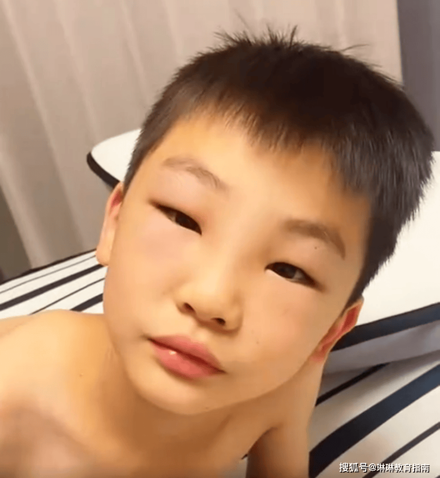 河南小学生一写作业就眼睛红肿,母亲不敢让写,网友却一眼看穿