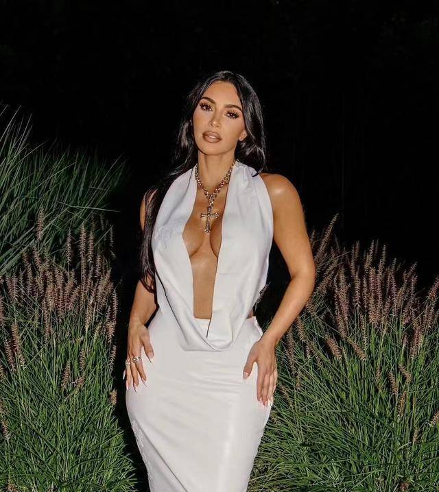 卡戴珊家族的金·卡戴珊美国娱乐圈女皇性感"沙漏型"身材!