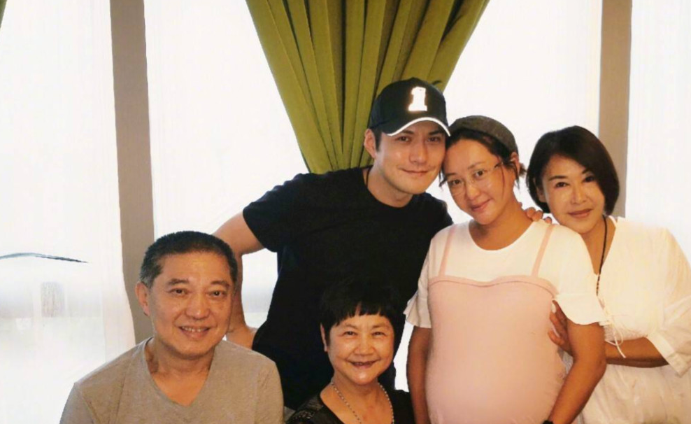 在一番对比之后,严屹宽也是坦言,杜若溪已经成为了一位非常合格的妈妈