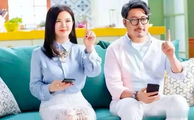 王岳伦带王诗龄逛北京三里屯被偶遇,父女俩戴着墨镜,明星范十足