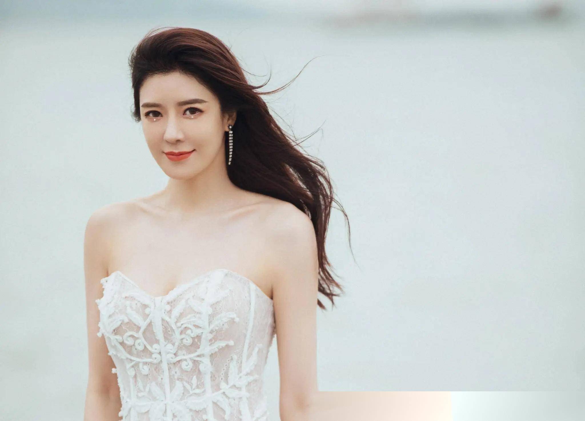 周韦彤:性感身材与甜美长相的双重魅力,让人心动不已!