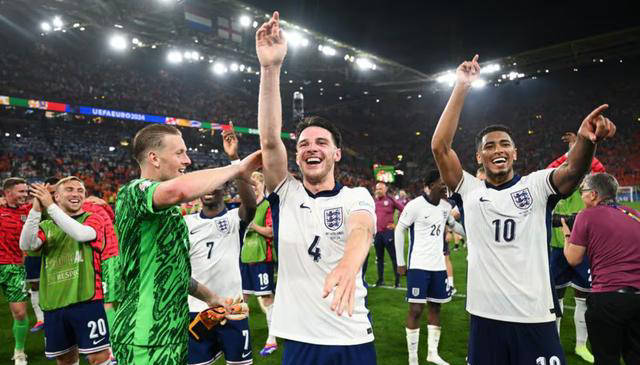 双方25亿对决 英格兰力争首夺欧洲杯冠军_奖杯_国际_决赛