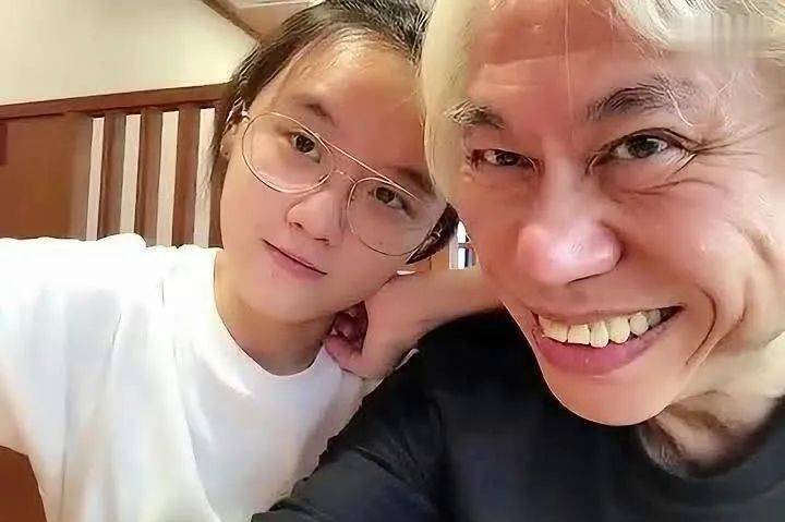 "爷孙恋"林靖恩偷吃外卖,精神状况惹人忧,网友:被老头害惨了