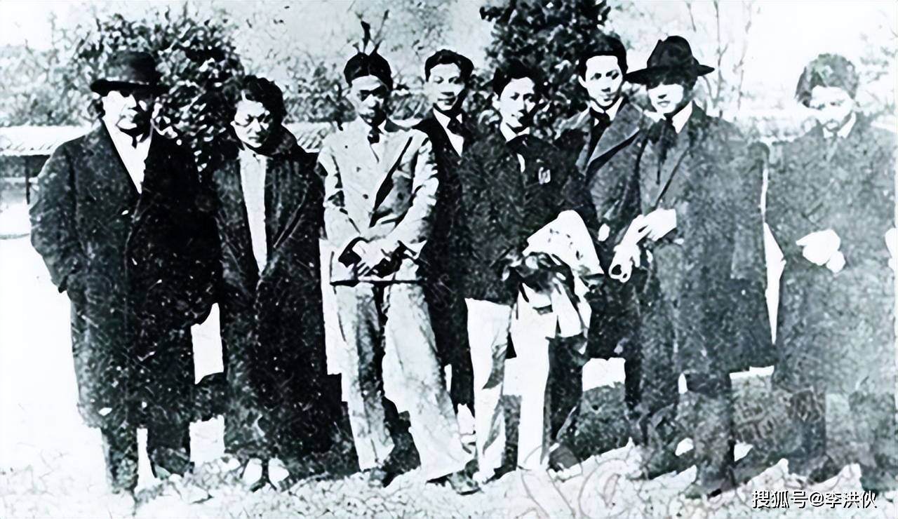 《卖报歌》词作者,如果不是丈夫田汉的名气太高,她也应备受瞩目