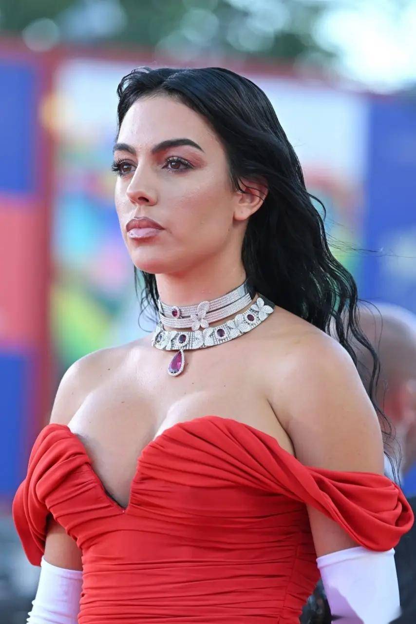 乔治娜·罗德里格斯的身材和美貌竟然如此完美结合,这谁顶得住!