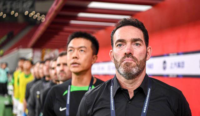 鲁京双雄谁更惨?穆斯卡特情商爆棚,迎接巴尔加斯走50米 击拳球童