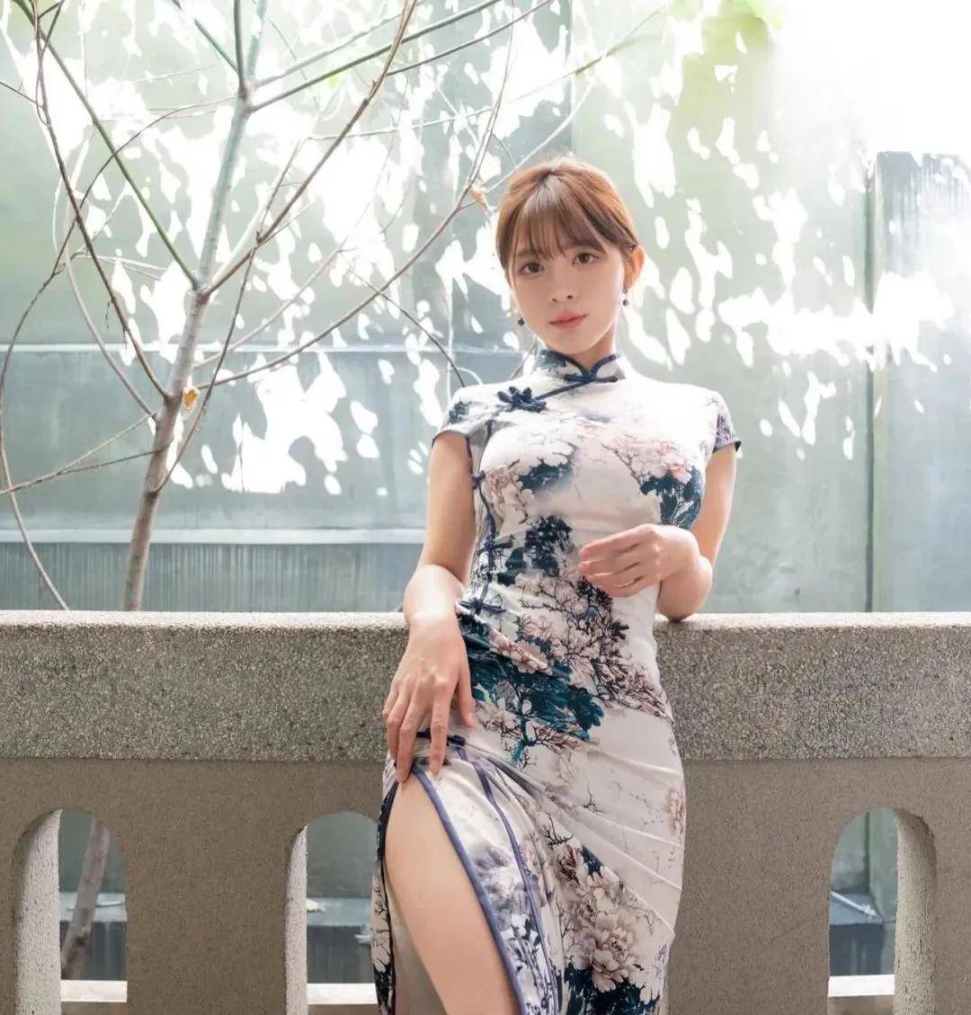 香港顶级美女,身穿旗袍真的美,凹凸有致楚楚动人