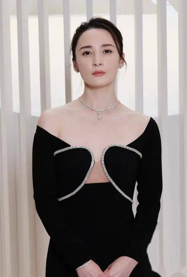 48岁蒋勤勤饱满身材曝光,美貌与才华共存!