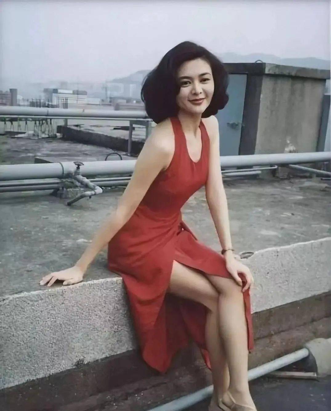 61岁关之琳腰臀比逆天?超短裙让人神魂颠倒,没有丁点姨味!