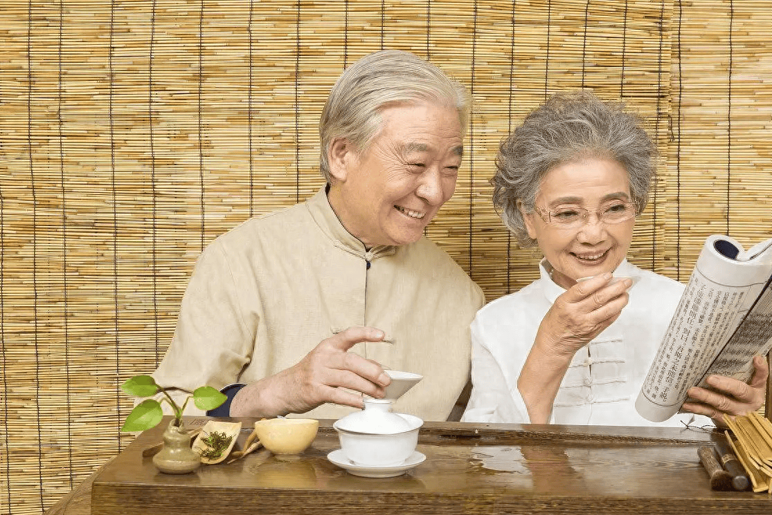 老头悠闲喝茶的图片图片