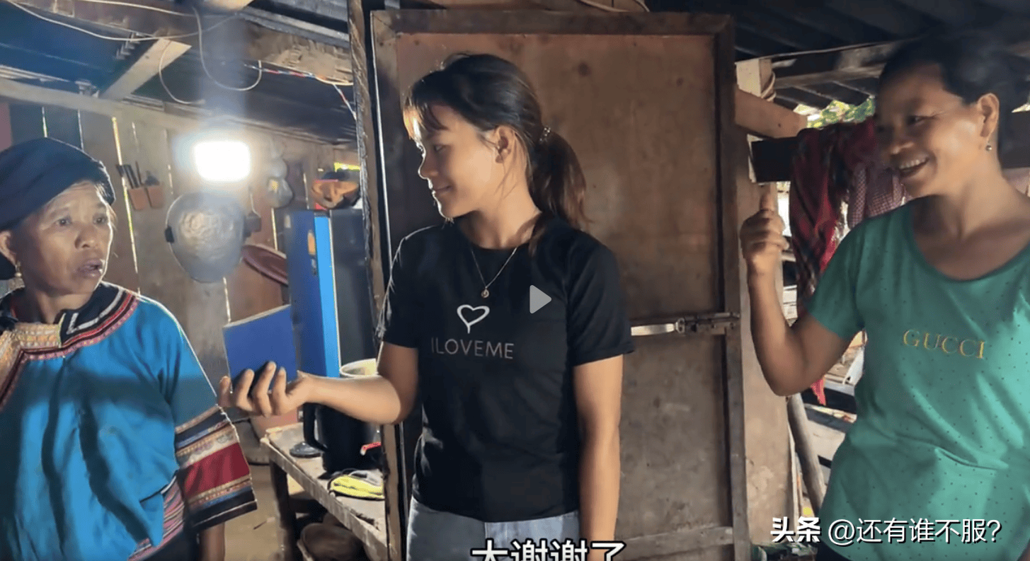 不懂人情世故?老挝海关帮小梅找到护照,小梅和小陈的做法很意外