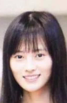 鞠婧祎在出道之前,是长这个样子的:黑长直搭配薄薄的齐刘海,高高的