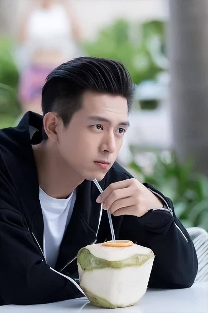 年的时候,他搭档杨紫一起出演了电视剧《亲爱的,热爱的》里面的韩商言