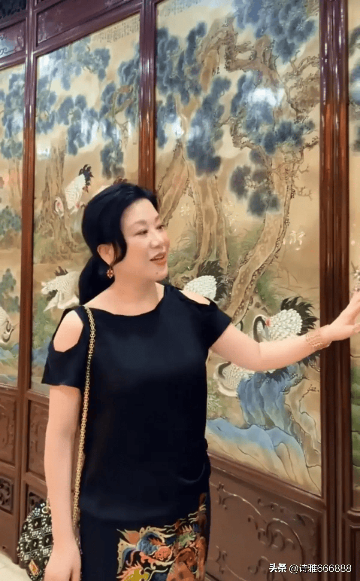 69岁吕良伟和54岁老婆杨小娟同框完全看不出年龄差,真的很会保养