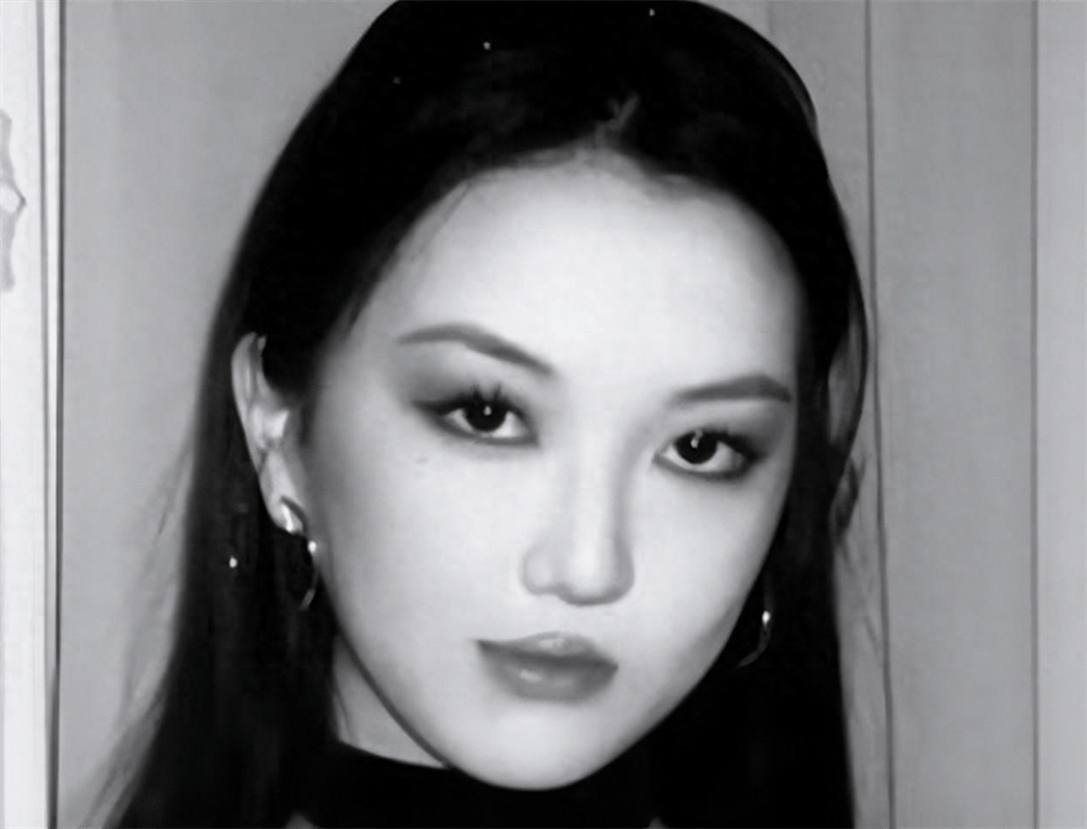 17岁李嫣大方晒正脸照,穿着大胆不符合年纪,颜值气质出众像王菲