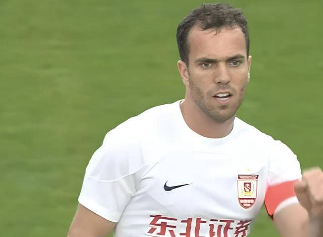 本赛季,上海申花展现出强大的竞技状态,不仅保持着不败的战绩,而且在