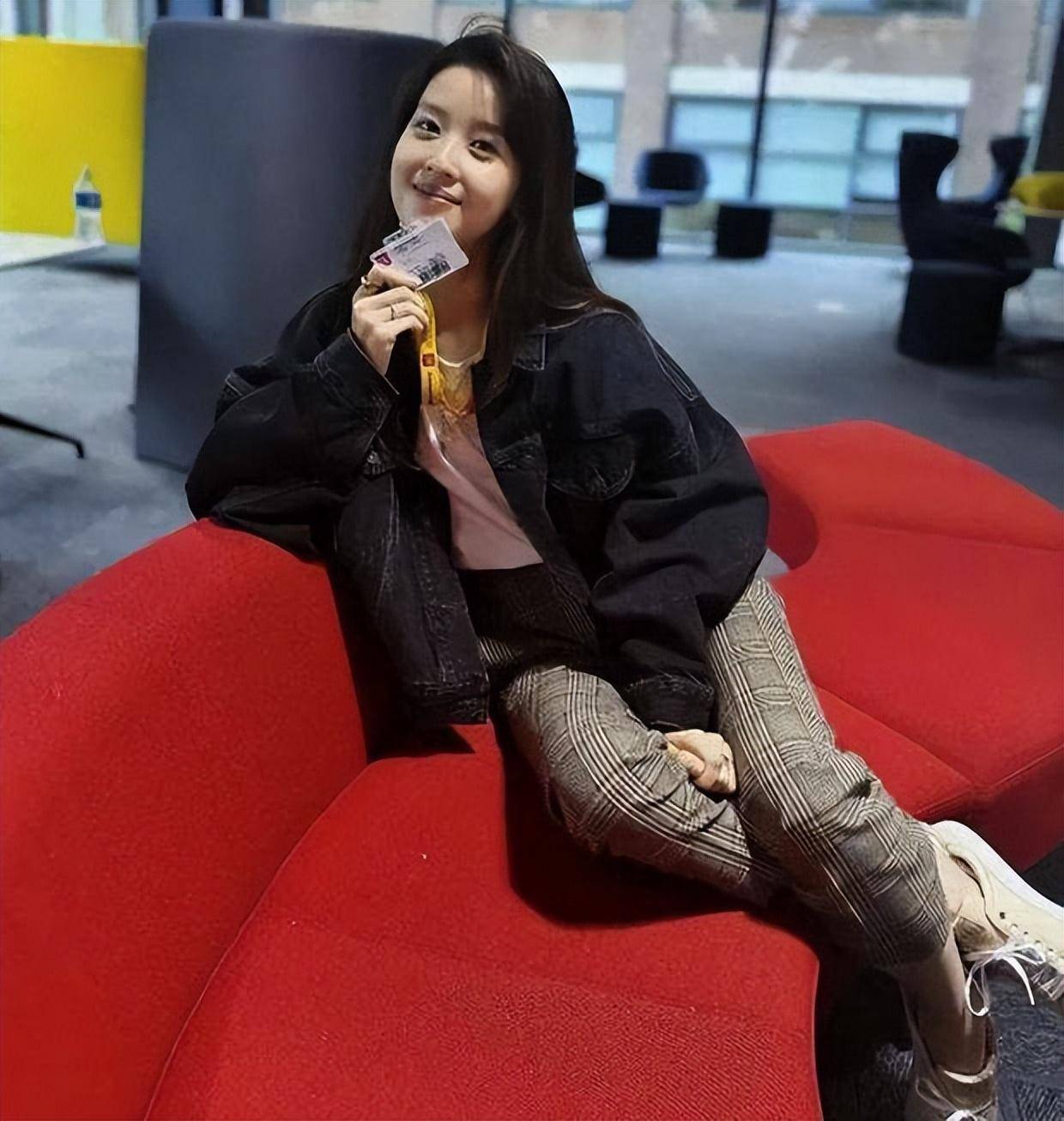 章泽天扎双麻花辫看欧洲杯,笑容元气梦回奶茶妹妹