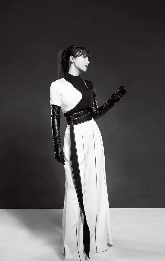 为钱出道,借胸上位,娱乐圈最后一位性感尤物,竟是现代"樊胜美"?