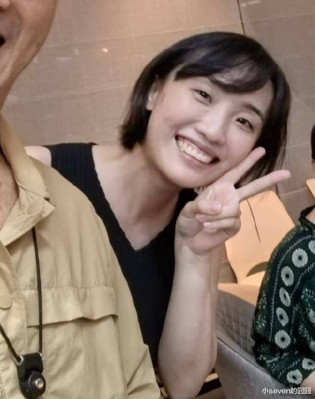 胡歌妻子照片首次公开,夫妻相互倚着很甜蜜,黄曦宁长得确实普通