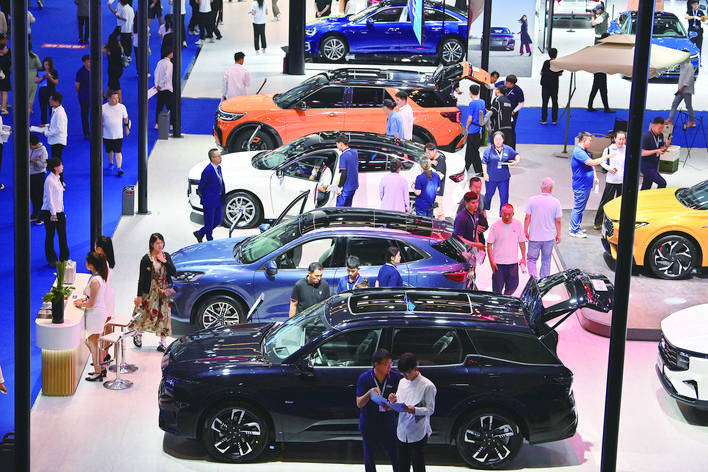 新能源受青睐 明星车型宠粉 第21届长春国际汽车博览会首日人气爆棚