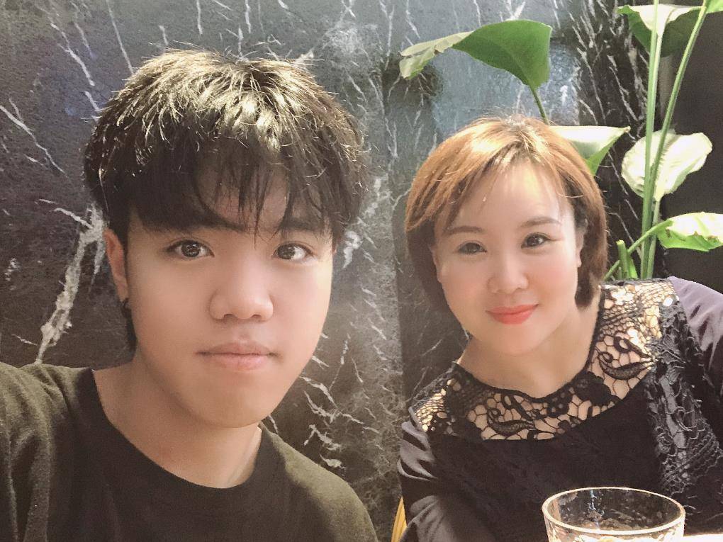 55岁王小利小女儿近照曝光,11岁美嘉高高瘦瘦,长得秀气耐看