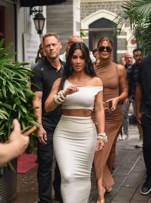 卡戴珊姐妹出席印度首富小儿子婚礼,啥都不干,露脸就把钱挣了