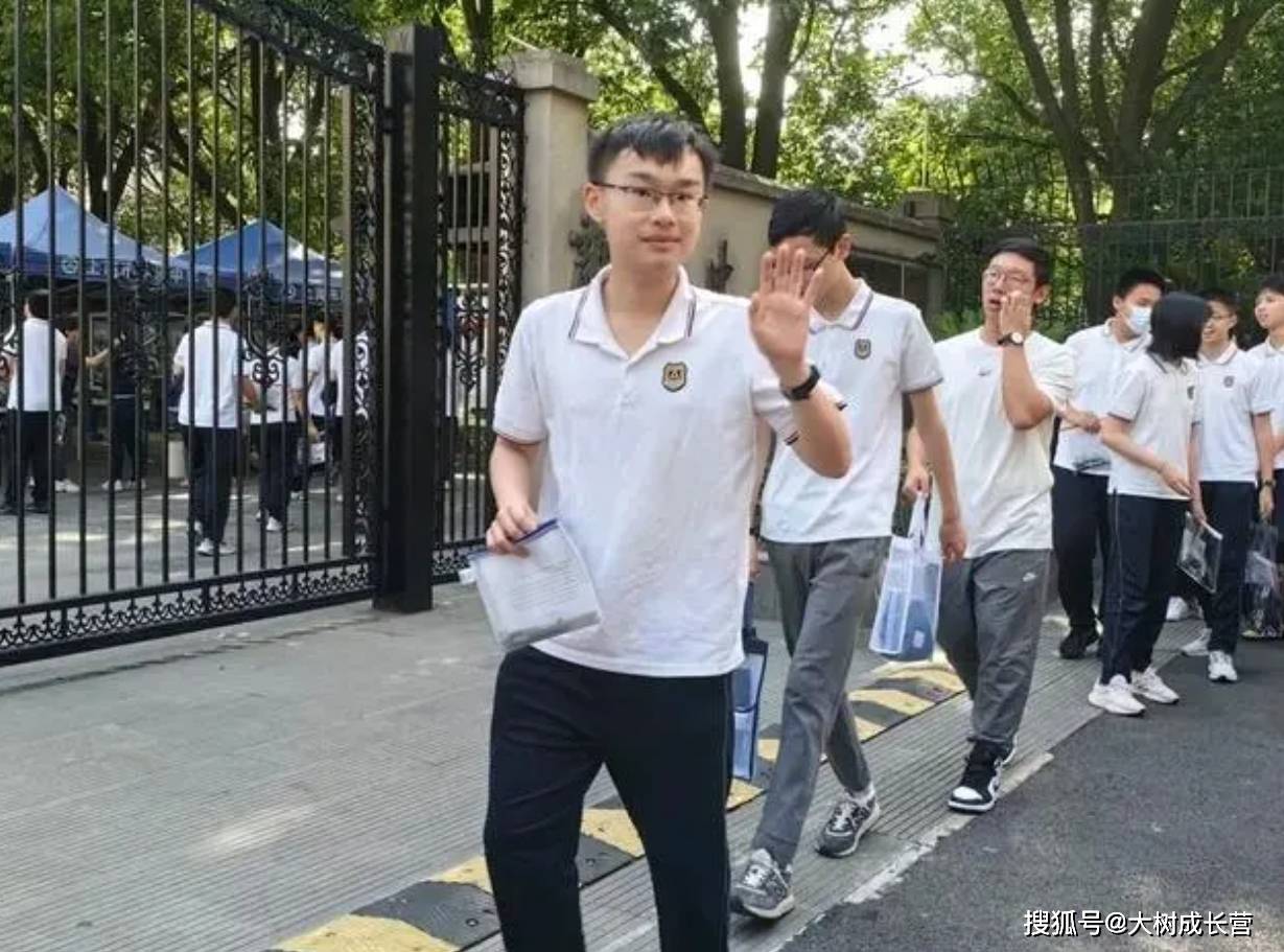 上海香山中学校服图片