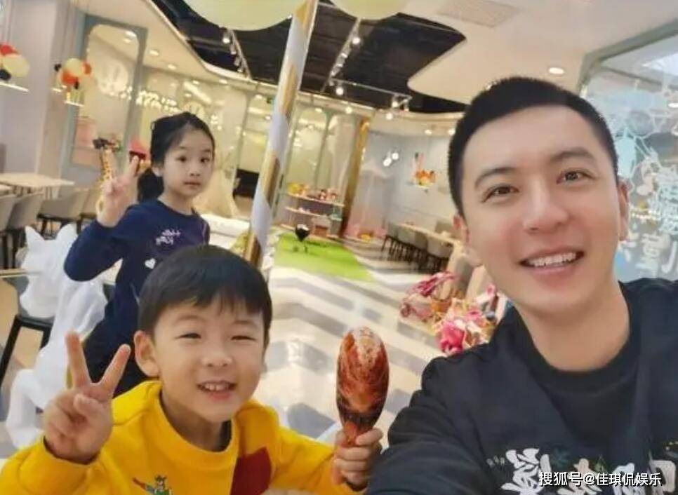 离婚风波后,杨鸣带10岁女儿游玩被偶遇,身高超1.7米基因太硬核