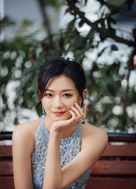 万茜在事业上发展的越来越好,搭档的男演员都是一线大咖,像是刘德华