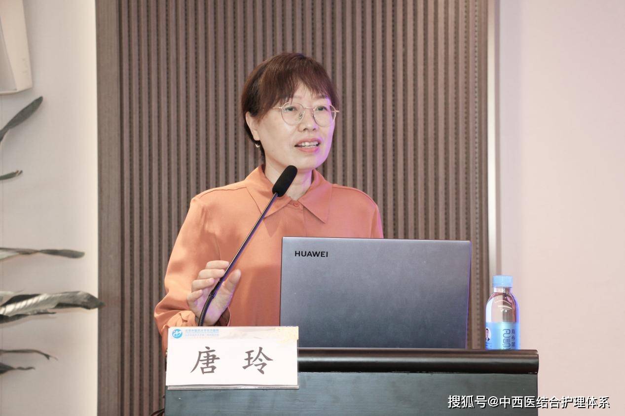 北京中医药大学东方医院护理部唐玲主任以"《手法通乳中医技术操作