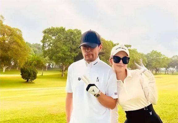 周杰伦带小15岁娇妻打网球,粗壮得像个民工,昆凌真实身材曝光_周董