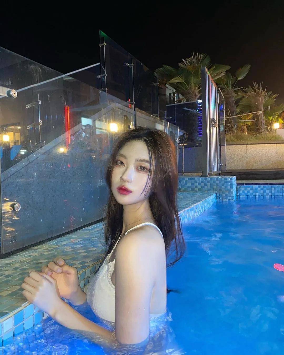 韩国顶级美女大学生!身材火辣!性感迷人