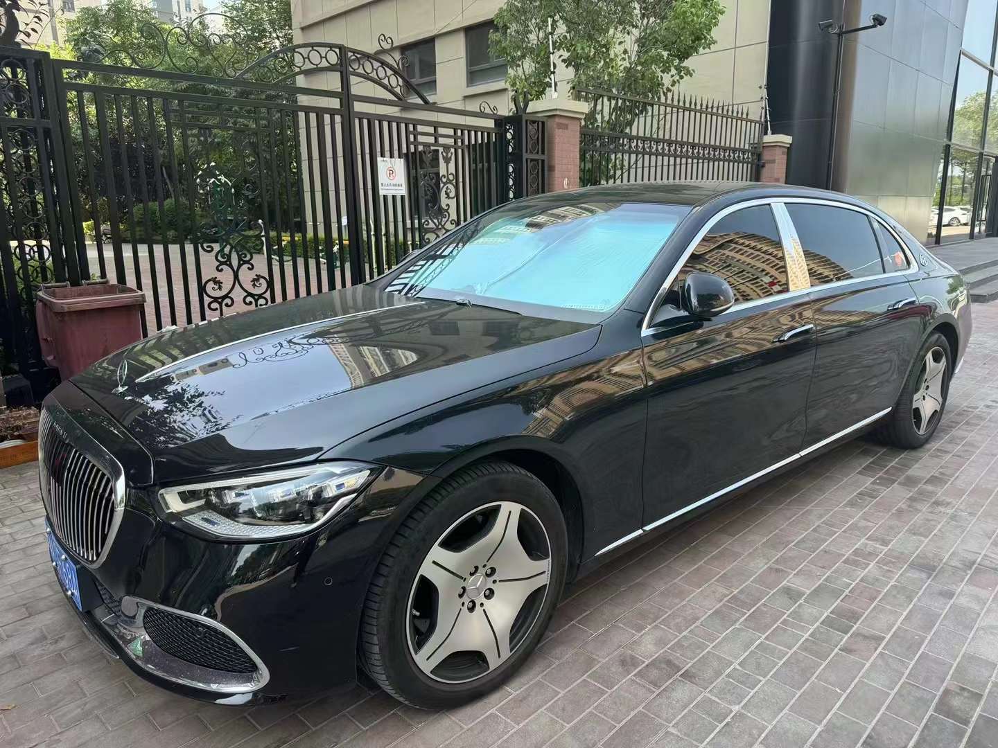 劳斯莱斯古思特:风暴灰黑紫流星的奢华驾驭