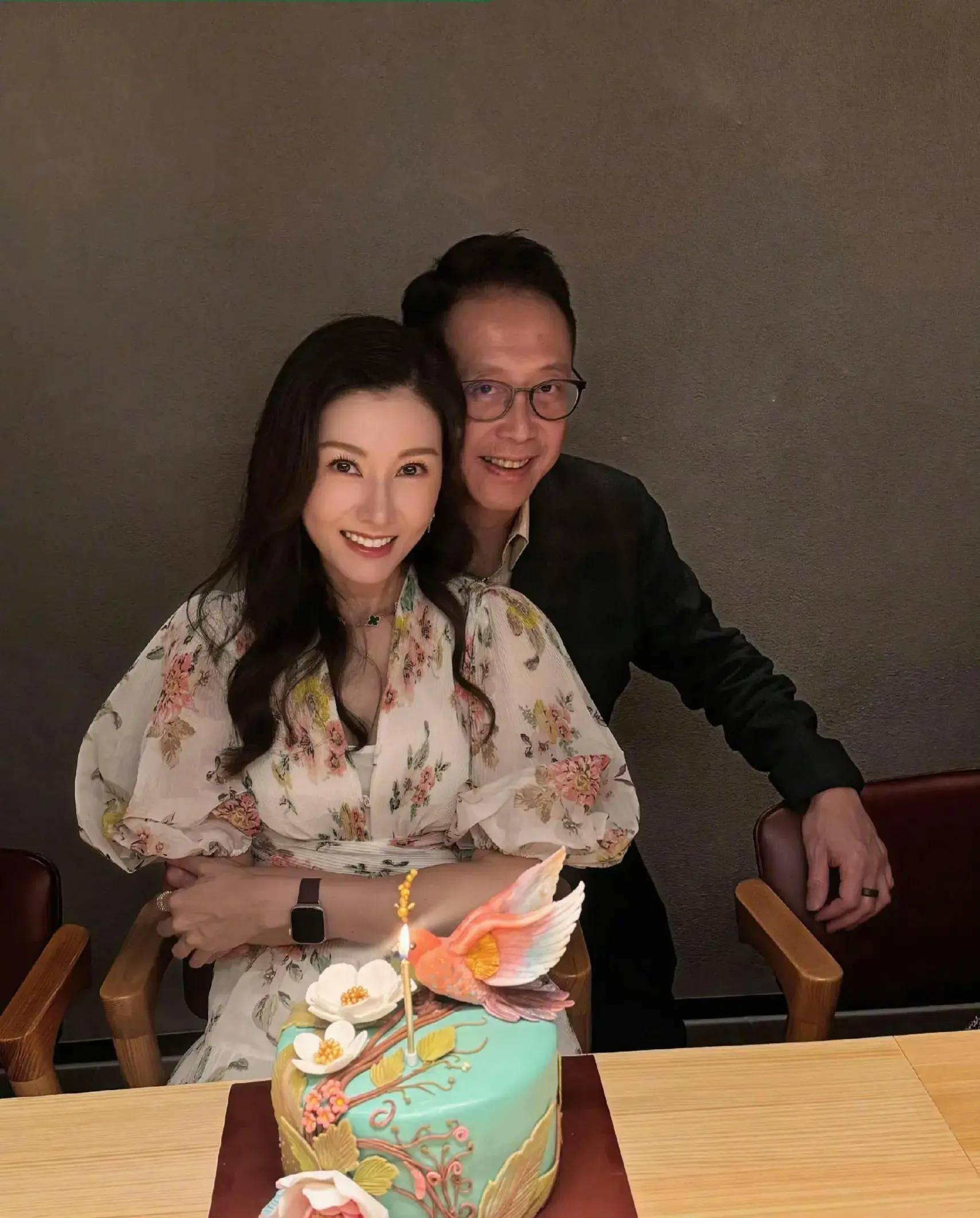 54岁李嘉欣忍不住晒近照,凹造型瘦了好多,穿淡黄色长裙精致漂亮