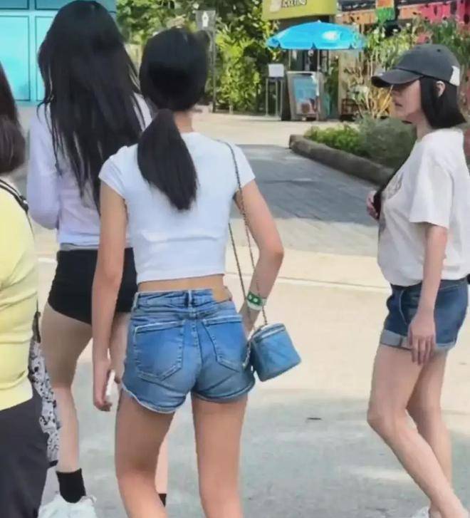 小s和老公带小女儿新加坡游玩,许雅钧状态年轻,小女儿身高抢镜