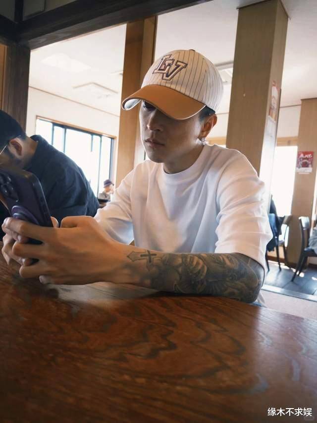 秦奋久居日本后首露面,现身成都街头,真人很矮,疑回国看孩子!