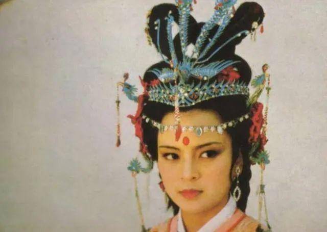 《红楼梦》:贾环的两个姐姐,谁更亲近他?