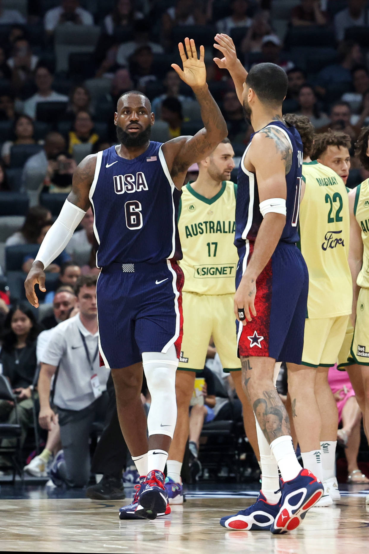 詹皇大哥范召集全队开会 中途让杜兰特秀神准三分库里乐坏